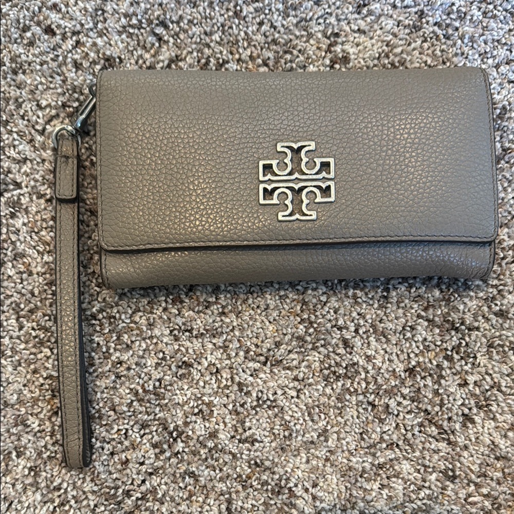 Tory Burch Pebble Leather Wristlet in Charcoal